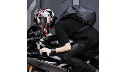 自転車用ヘルメットが収納できる大容量バックパック、ノートPCもスッキリと入る