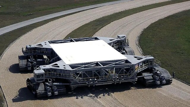 NASAのロケット輸送機、「世界一重い自走車両」でギネスに