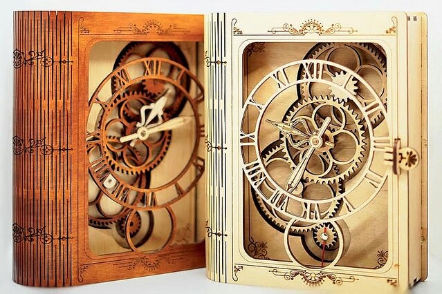 組み立てる楽しみも味わえる東欧デザイナー考案の天然木製時計「MadClockMaker」