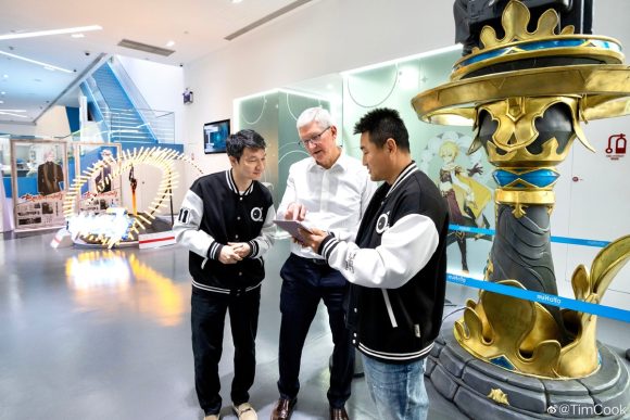 Appleのティム・クックCEO、中国ツアーでゲーム会社miHoYoを訪問