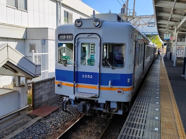 路線距離2.6キロ2両編成の南海多奈川線 超ローカル支線に残る大阪と四国をつないだ栄光の記憶