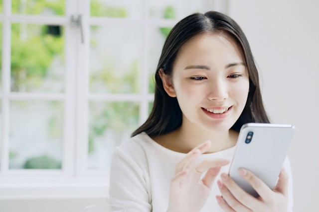 スマホを1日何時間くらい使う？…5時間以上の人も 「無意識のうちに」「ないと退屈・不安に感じる」