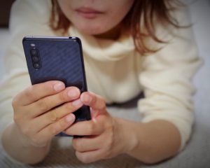 友人の夫と不倫関係に。31歳女性が「頭から離れない」と語った“間違い電話作戦”の顛末