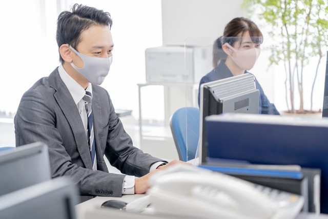 マスク解禁後も、職場で「マスク着用を続ける」 理由は感染対策だけじゃない「口臭が気にならない」「メイクの手間が減る」
