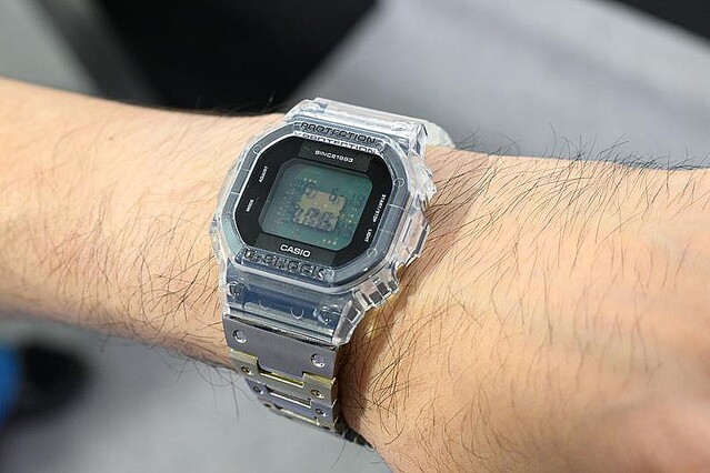 スケルトンすぎて基盤まで見えてしまうG-SHOCK