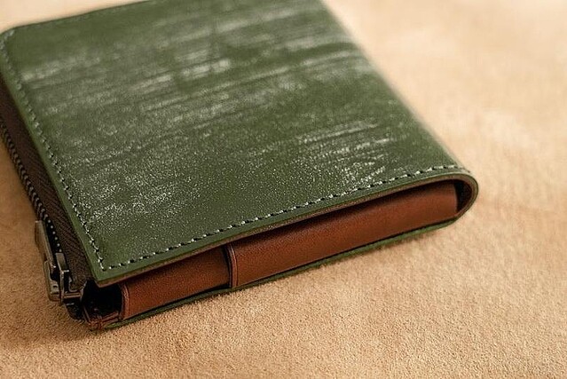 たっぷり収納しても厚さ15mm！ポケット収納派向けの極薄財布「slim BRIDLE」