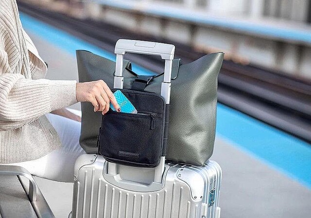 スーツケース移動を快適にする「Travel Bag Buddy Pro」