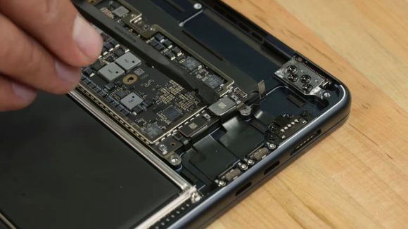新型15インチMacBook Airが分解〜スピーカー2つの追加を除きほぼ同じ