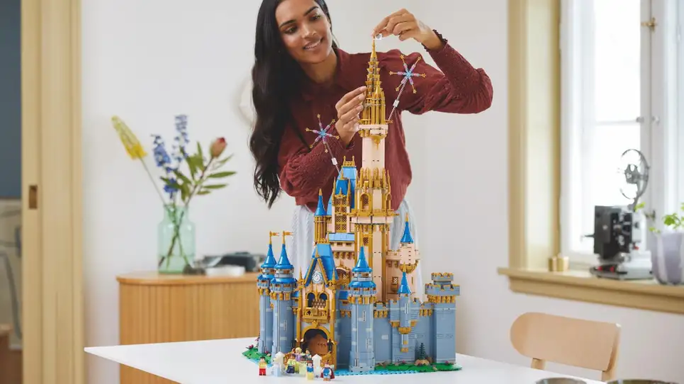 レゴとディズニーがタッグを組んだ史上最大級のシンデレラ城がかわいすぎる