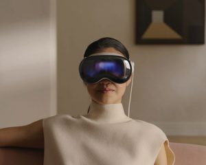 Apple新製品「Vision Pro」の奇怪な姿に世界騒然。Appleが人類の顔を変える日