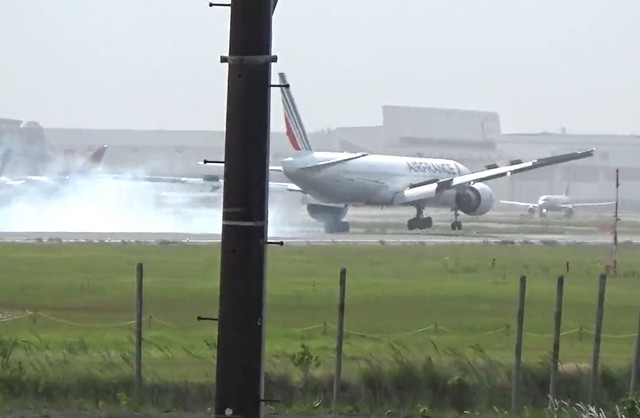 強風の成田空港 横風にあおられ、バウンドして着陸したエールフランス 「ハラハラするゥ」「主翼がブヨンブヨン」「パイロット凄すぎ」