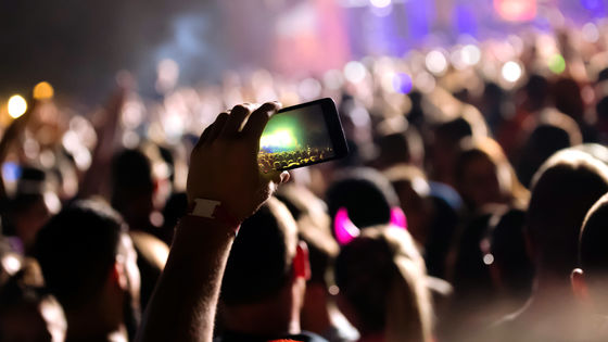 8万人がライブフェスで踊りまくったらiPhone 14の衝突検出機能による誤通報が続出