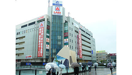 雨の中でも開店前に約1000人の行列、ヤマダデンキ「LABI藤沢」が6月2日にオープン