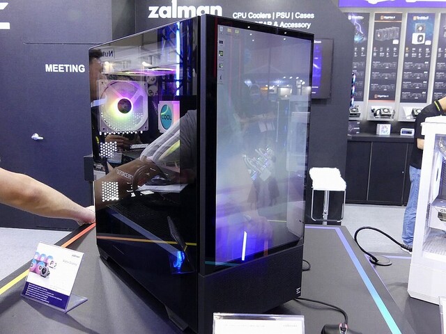 COMPUTEX TAIPEI 2023 – Zalman、フロントのほぼ全部が液晶画面のミドルタワーケース「Z10 DS」