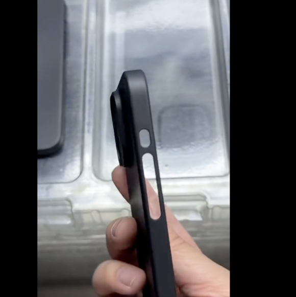 iPhone15 Pro Max用ケースの動画が投稿〜アクションボタンの長円の穴あり