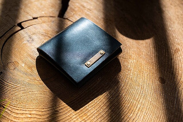4通りの方法でカードやお金が取り出せるホースレザー製財布「Quattro Wallet HL」