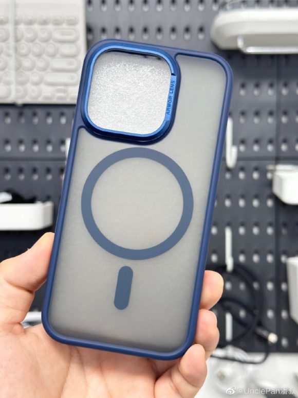 iPhone15 Pro用と14 Pro用のケースを比較〜ボタンの位置や開口部に違い