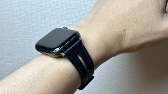 【レビュー】防水レザーで汗にも強い！objcts.ioのApple Watchバンド