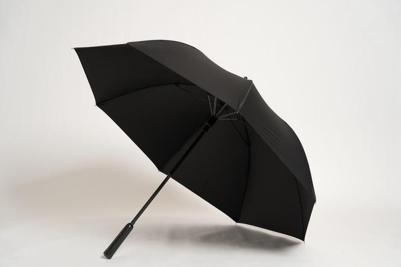 生地以外はすべてカーボン！ 軽量高耐久な高級傘「Carbrella」