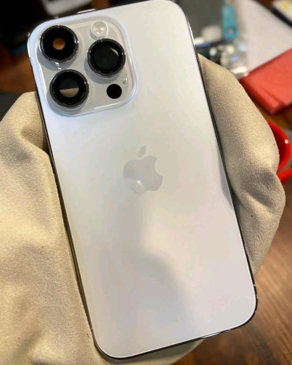 iPhone15 Proの金属筐体と背面パネルと称する画像が投稿〜カラー「シルバー」