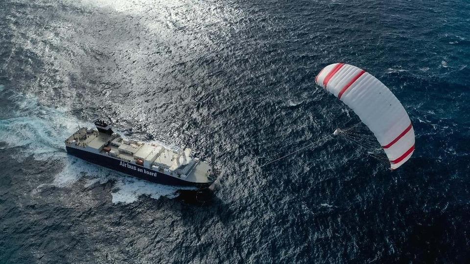 風で引っ張る作戦。船の温室効果ガス対策のヒミツは「凧」にありました