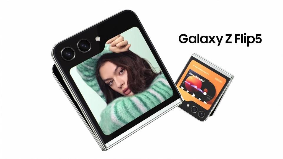 メインになれるデカい背中。折り畳みスマホ「Galaxy Flip 5」が登場