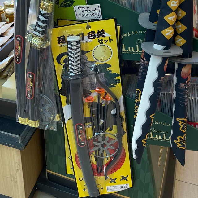 観光地の土産物屋で「刀」はなぜ今も人気なのか？「令和も昭和も変わらない」奈良の土産物屋で聞いてみた