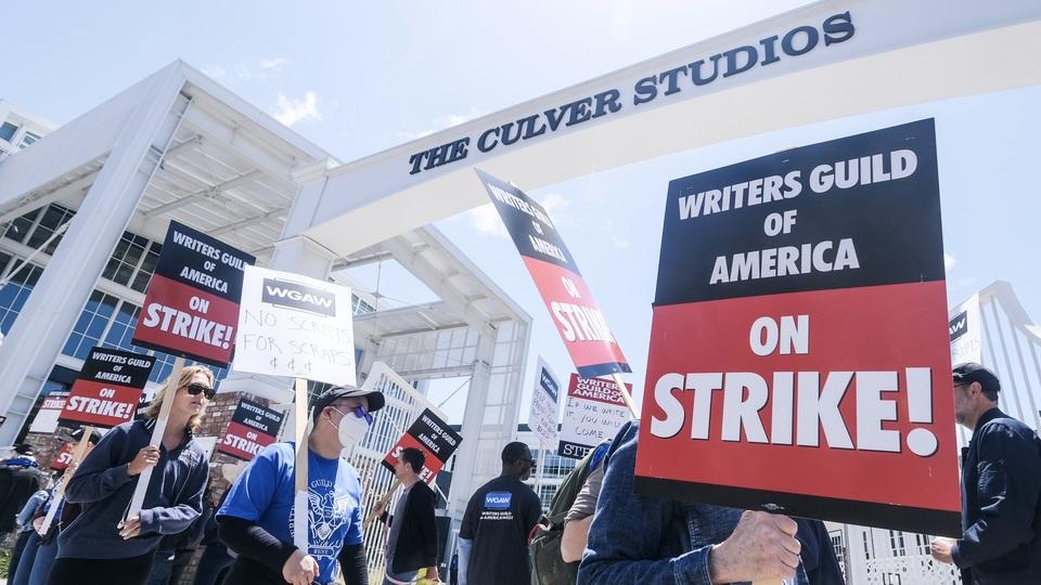 ハリウッドで脚本家と俳優たちによるストライキ。これってどうなっているの？