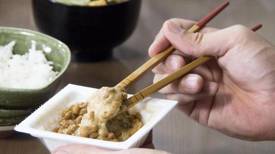 箸一つでこんなに変わるのか…。 “納豆を混ぜるためのお箸”を使ってみた