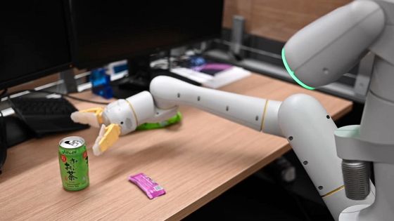 Googleが学習していない環境でも「○○を動かして」などの複雑な指示を実行できるロボットAI「RT-2」を発表