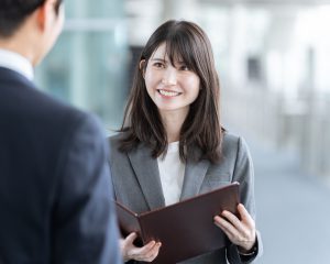 「女性が好意を抱いている男性だけにするサイン」に共通している3つの特徴