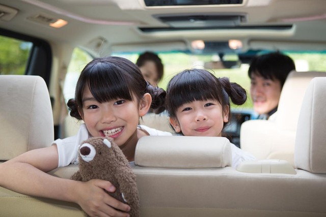 7人乗りのクルマに「大人3人・子ども6人」は乗れる？ 知っておきたい「乗車定員」と「子どもの数え方」