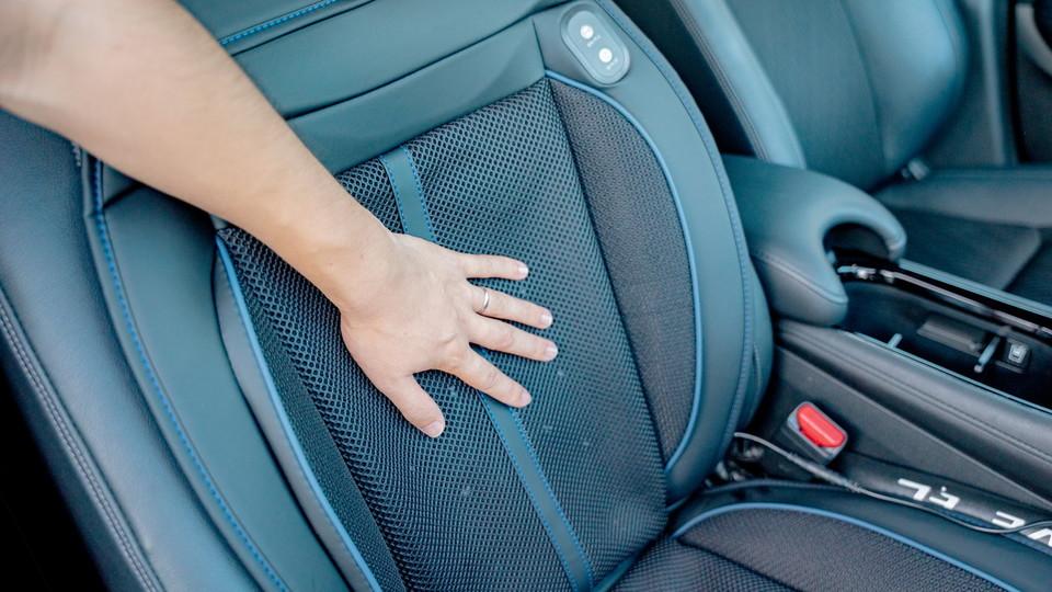 暑すぎる車内で「お尻と背中の汗が止まらない問題」を解決する、クールカーシート