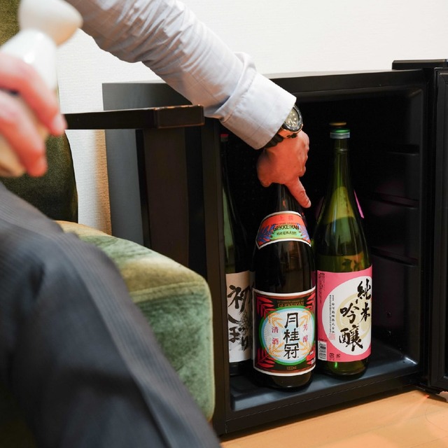 日本酒を美味しく飲む！一升瓶を縦置きできる日本酒冷蔵庫「俺の酒蔵」