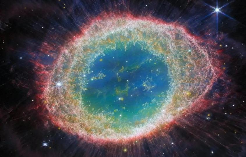 宇宙の宝石箱や！ ウェッブ宇宙望遠鏡がとらえた環状星雲の複雑な構造