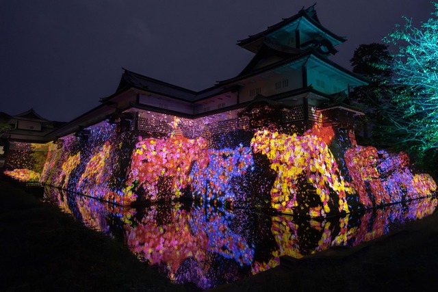 夜の金沢城の五十間長屋や石垣、木々などが、永遠に変化し続ける光のアート空間に！「チームラボ 金沢城 光の祭」オープン