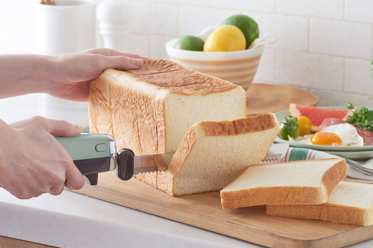 ラドンナ、食パンやホールケーキを手軽にカットできる電動ナイフ