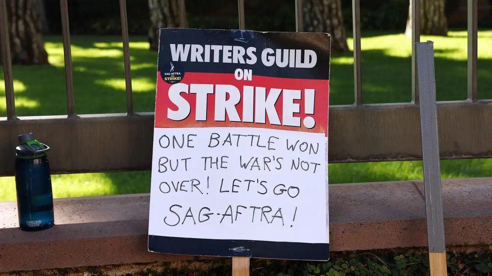 ハリウッドのストライキ、脚本家側が勝利。AI対応はどうなる？