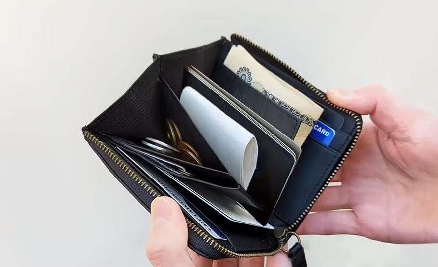 紙幣もコインも取り出しやすくスキミング防止機能搭載のコンパクト財布「Piccolo Genio」