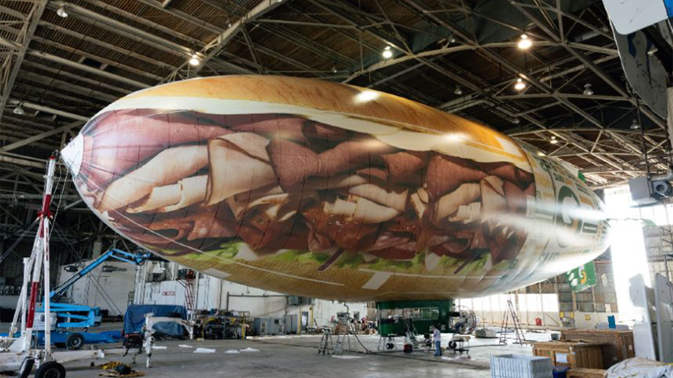 天空でサンドイッチはいかが？ サブウェイが巨大な「空飛ぶレストラン」を展開