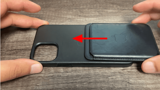 iPhoneの背面に搭載されているMagSafeはなぜ吸い付くようにくっつくのかを磁気モデリングで分析