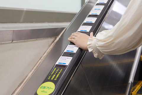携帯電話サービス「mineo」にてデジタル広告がカウントフリーになる無料オプションをプロモーションするリアル広告を京王線新宿駅に設置