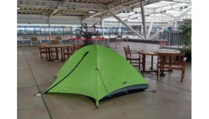 深夜の駅でキャンプができる「所沢駅ナイトステーションツアー」