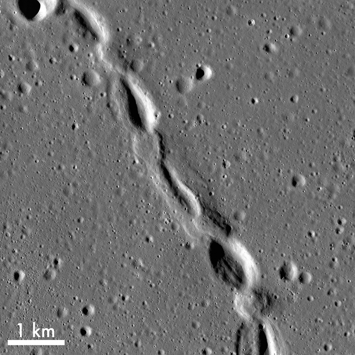 月偵察オービターカメラが月面で崩壊した溶岩洞らしきものを発見 NASA