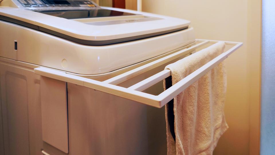 これは標準装備であるべき！山崎実業の"洗濯機に直接くっつける"タオルハンガー