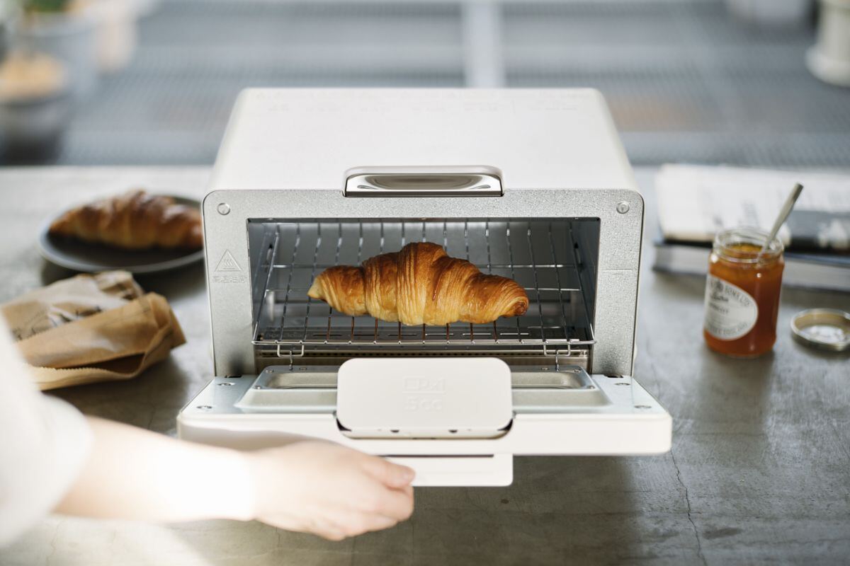 バルミューダがトースターをリニューアル、理想的な焼きあがりに庫内も拡大