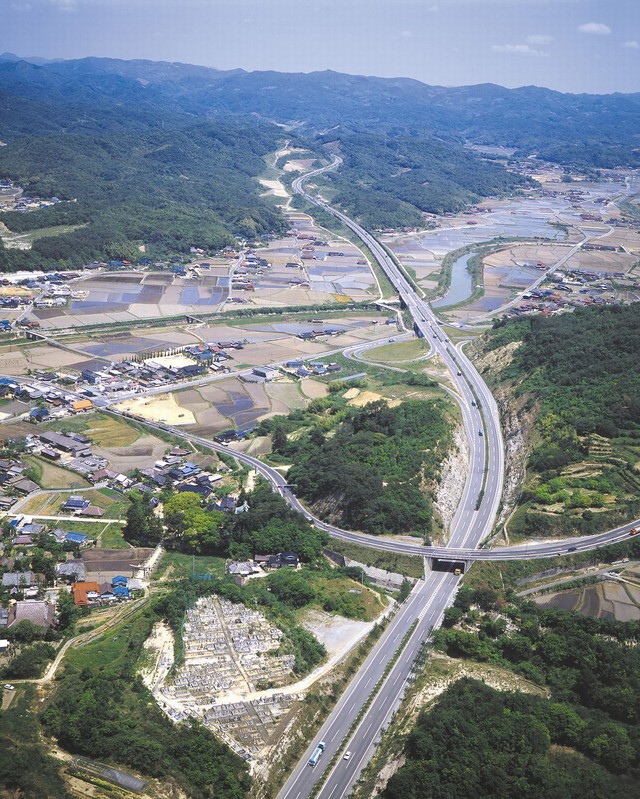 全長約32km…セメント会社が作った日本一長い私道「宇部伊佐専用道路」 石灰石を運ぶ巨大トレーラーが行き交う大動脈