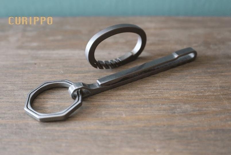 バッグやポケットなどにスッと差し込んで固定できるキークリップ「CURIPPO」で鍵の取り出しをスマートに