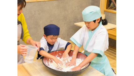 東京・立川市に丸亀製麺“初”の体験特化型施設 子どもは「麺職人」の制服でうどんの手づくり体験ができる！
