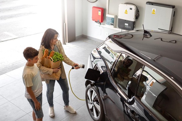 【電気自動車】自宅で充電できるとエネルギー代は半額！？ガソリン高騰で注目、必要な設備・工事費は